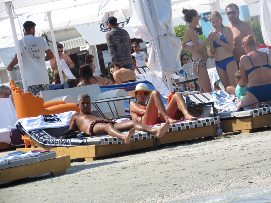 Remus Truică și iubita lui s-au relaxat pe plaja din Mamaia