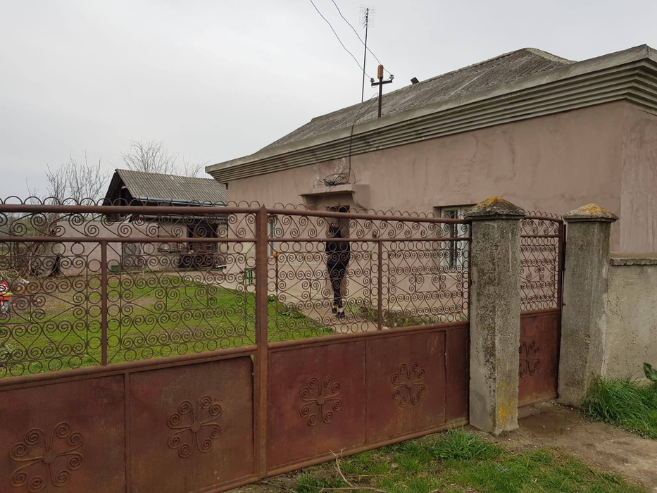 Fata s-a spânzurat în curtea casei