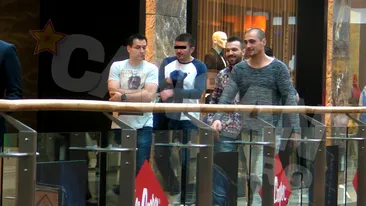 Actorul Vladimir Draghia a cascat gura prin mall! Nu a facut-o singur, ci impreuna cu doi prieteni!