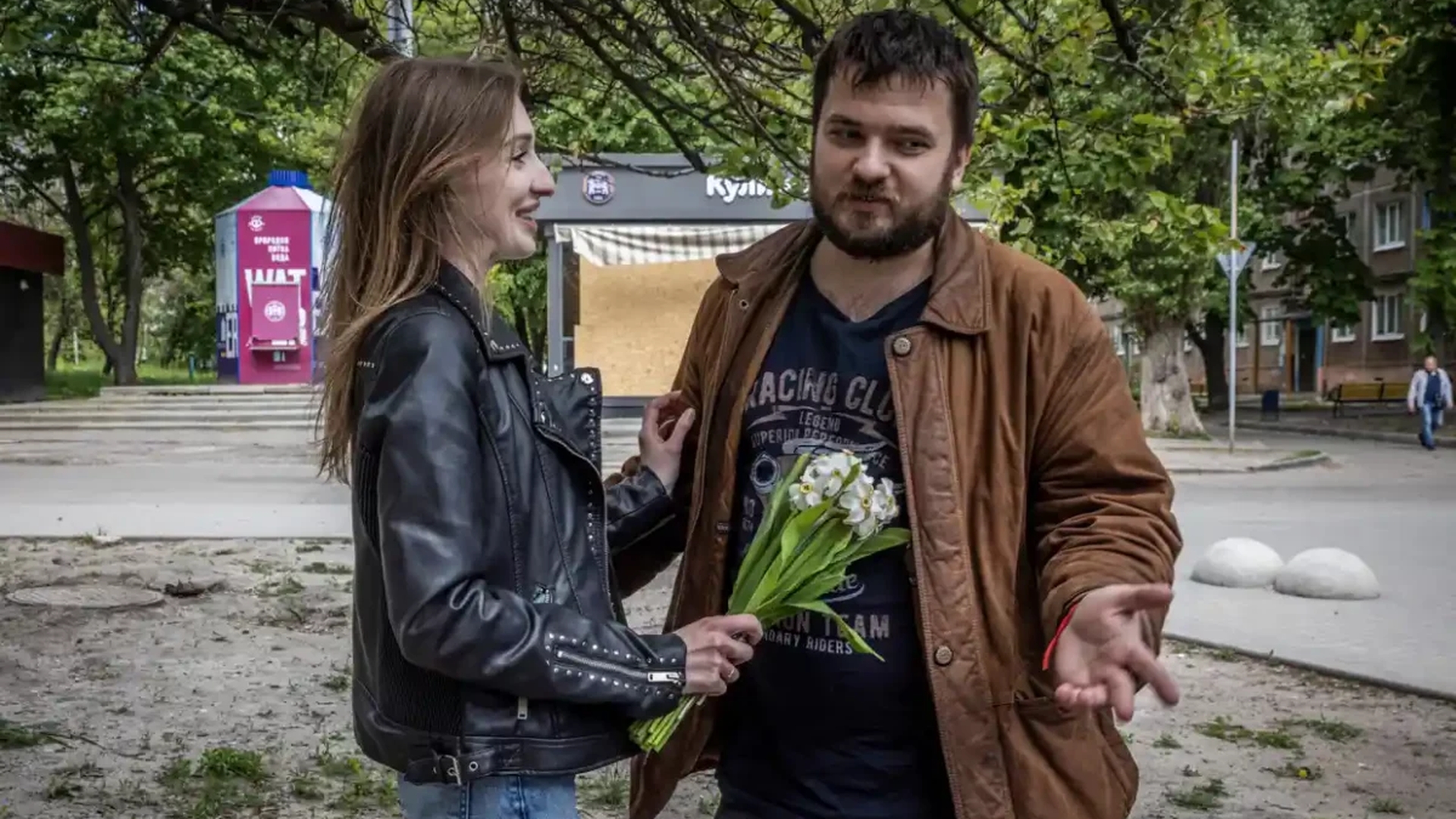 Povestea incredibilă a ucraineanului care a condus 3.700 de km pentru a ajunge la iubita și familia sa. A fost întâmpinat cu mitraliere și interogat cu orele