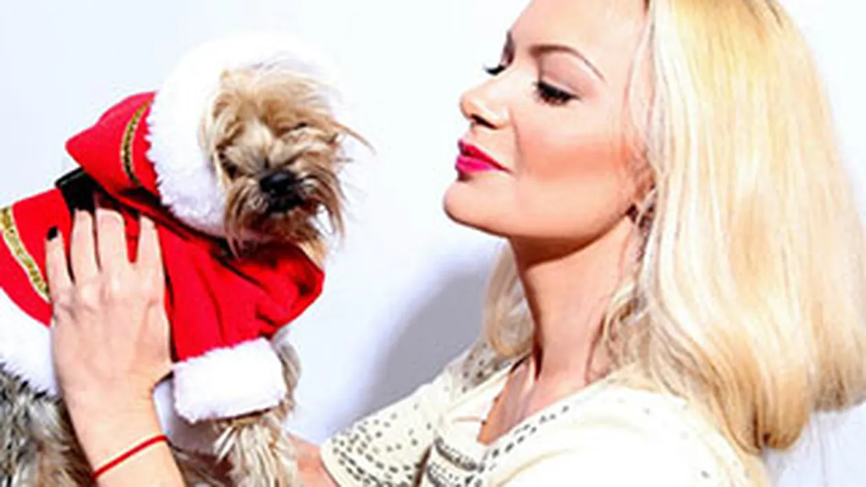 Uite ce Mos Craciun dragut a venit la Andreea Antonescu! Mai are un pic si il saruta!