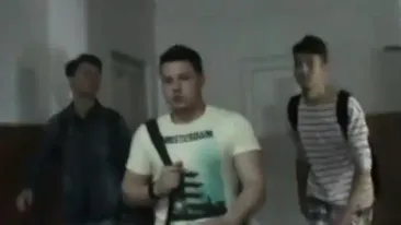 VIDEO Credeai ca la scoala e greu?! Uite cum isi fac de cap trei elevi intr-o zi normala la liceu! Se distreaza pe seama profesorilor si isi dau SMS-uri in timpul orelor!