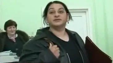 Ce s-a ales de profesoara care si-a furat palma vietii ei dupa ce a lovit un politist in fata cancelariei!