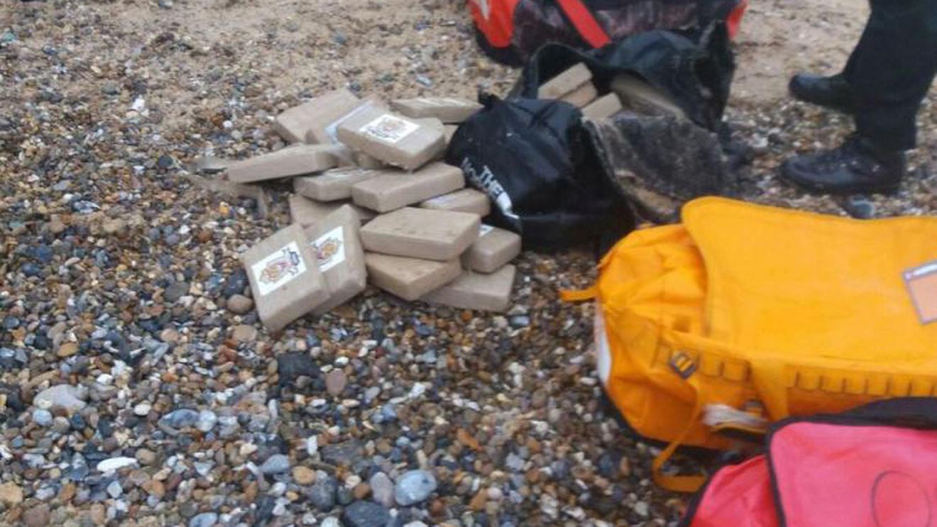 O cantitate record de 360 de kilograme de cocaină a fost găsită pe o plajă din Anglia! Valoarea acesteia e estimată la 60 de milioane de euro