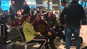 Români blocaţi de 24 de ore pe aeroportul din Valencia. Ce s-a întâmplat cu avionul Wizz Air care ar fi trebuit să-i aducă în București