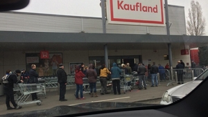 Românii au luat cu asalt supermarket-urile, în ciuda avertismentelor. Stau la cozi infernale așteptând să intre pentru a-și face provizii