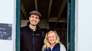 Un cuplu este plătit să locuiască pe o insulă pustie. În zonă nu au magazine, electricitate sau apă potabilă