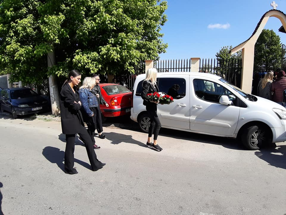 A aparut la inmormantarea lui Razvan Ciobanu. Cine este, de fapt, blonda din imagini