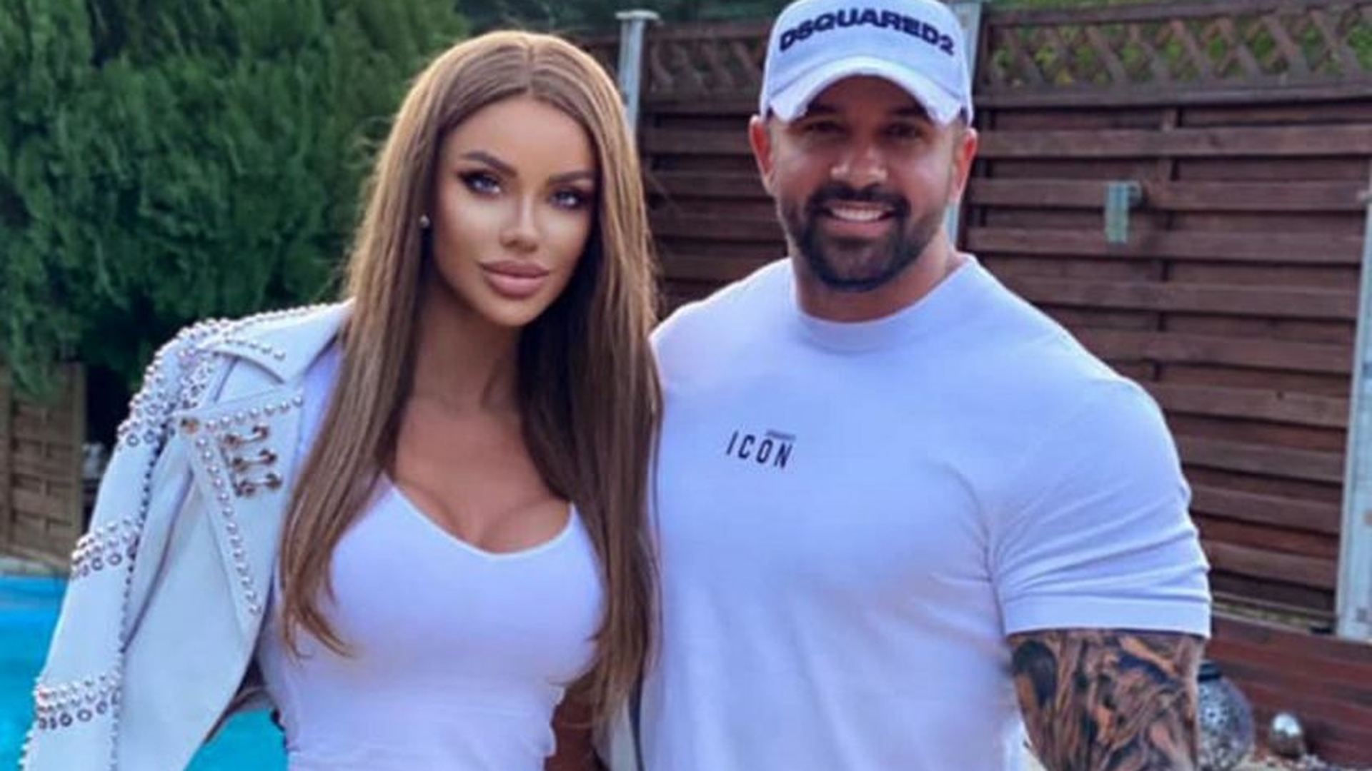 S-au împăcat? Bianca Drăgușanu își promovează ținutele din sezonul rece în casa lui Alex Bodi