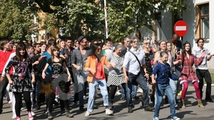 Tinerii din "LaLa Band" dau startul distractiei cu flashmob-ul din "Pariu cu viata"