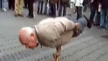 E de-o seama cu Viorel Lis, dar se misca mai bine ca Marius Urzica! Un batranel din Anglia sta intr-o mana pe o sticla de apa