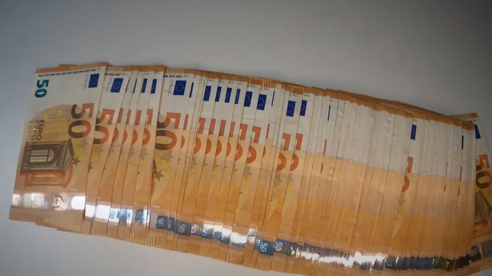 O bătrânică a uitat 9000 de euro în supermaket. Românca a avut parte de un ajutor nesperat