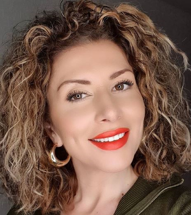 Carmen Brumă, surprinsă topless şi cu bikini minusculi pe marginea unei piscine! Ce i-a reproşat o profesoară pe Facebook