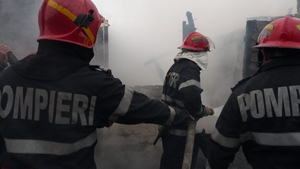 Explozie într-un bloc din județul Suceava. O femeie cu arsuri, transportată la spital