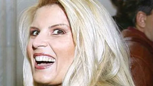 Am găsit PRIMA poză cu Elena Udrea. FOTO INCREDIBIL: Cum arăta când era brunetă, avea părul scurt şi nu se ştia nimic despre ea