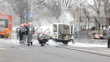 Pompierii i-au salvat masina unui bucurestean! Cate secunde le-a luat sa stinga incendiul izbucnit in plina strada VIDEO