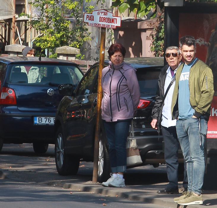 Maestrul Mitică Popescu, în stația de autobuz, îmbrăcat ”tinerește”