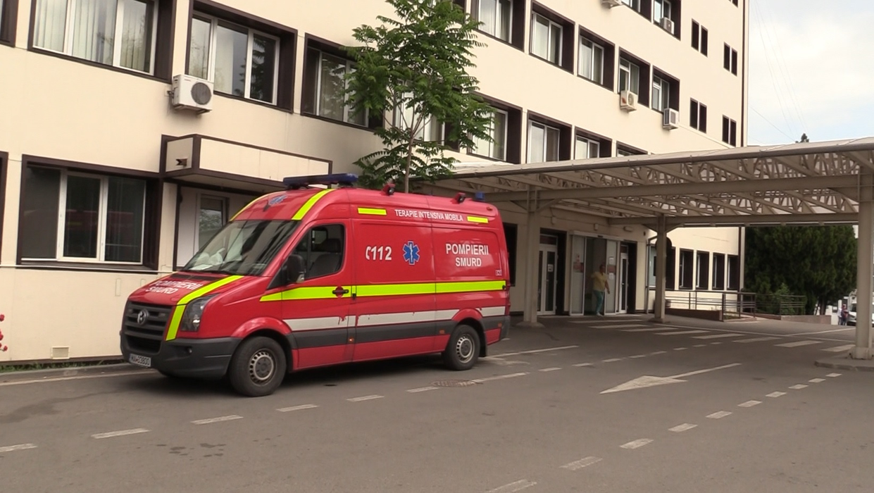 Băiețelul a fost dus cu ambulanța la spital și operat de urgență