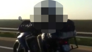 Aparitie incredibila pe Autostrada Soarelui! Ce au putut sa transporte doi tineri pe o motocicleta la 120 km/h