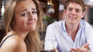 Aşa au arătat cele mai groaznice întâlniri de pe Tinder! Chelneriţele au povestit totul în amănunt