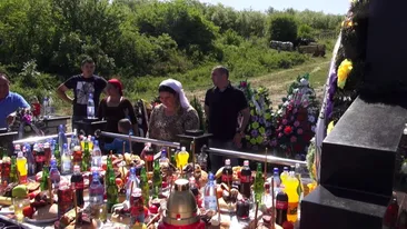 Ligheane cu salam si sunca, bidoane cu vin si fripturi in cratite! Pomana regeasca pentru tatal lui Leo de la Strehaia!