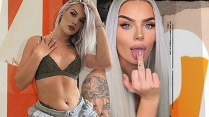 Emily e blonda care face "ravagii" pe Instagram! Poartă lentile de contact și are gene false și nu lasă nimic să-i scape! 