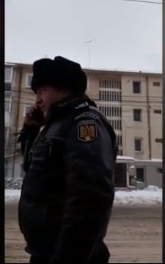Ca-n vestul sălbatic! Ce reacție a avut un polițist local, după ce s-a prins că este filmat de un șofer pe care l-a oprit în trafic