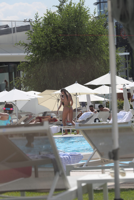 Raluca, mişcări senzuale la piscină