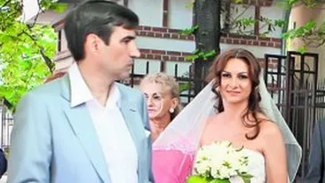 Fiica lui Piturca, gest obscen, ca fotbalistii! De obicei asta fac doar barbatii cand ii lasa... suspensorul