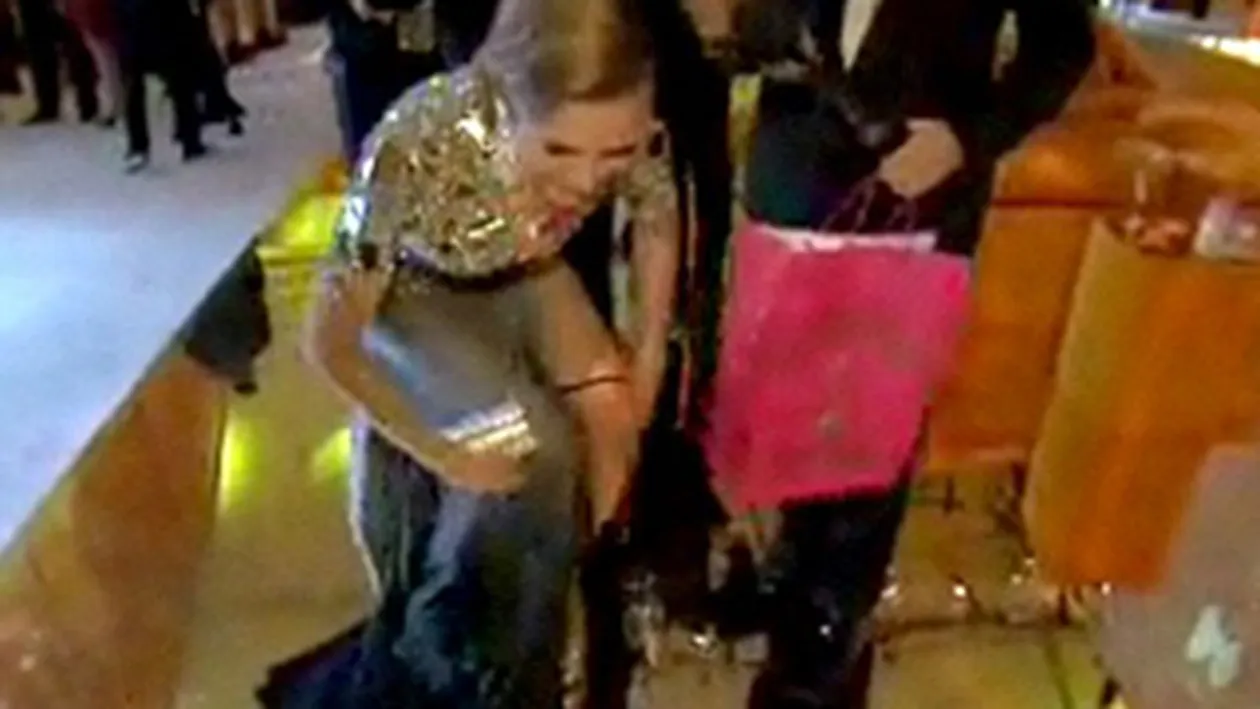 VIDEO Heidi Klum si-a dat chilotii jos in fata camerelor de filmat