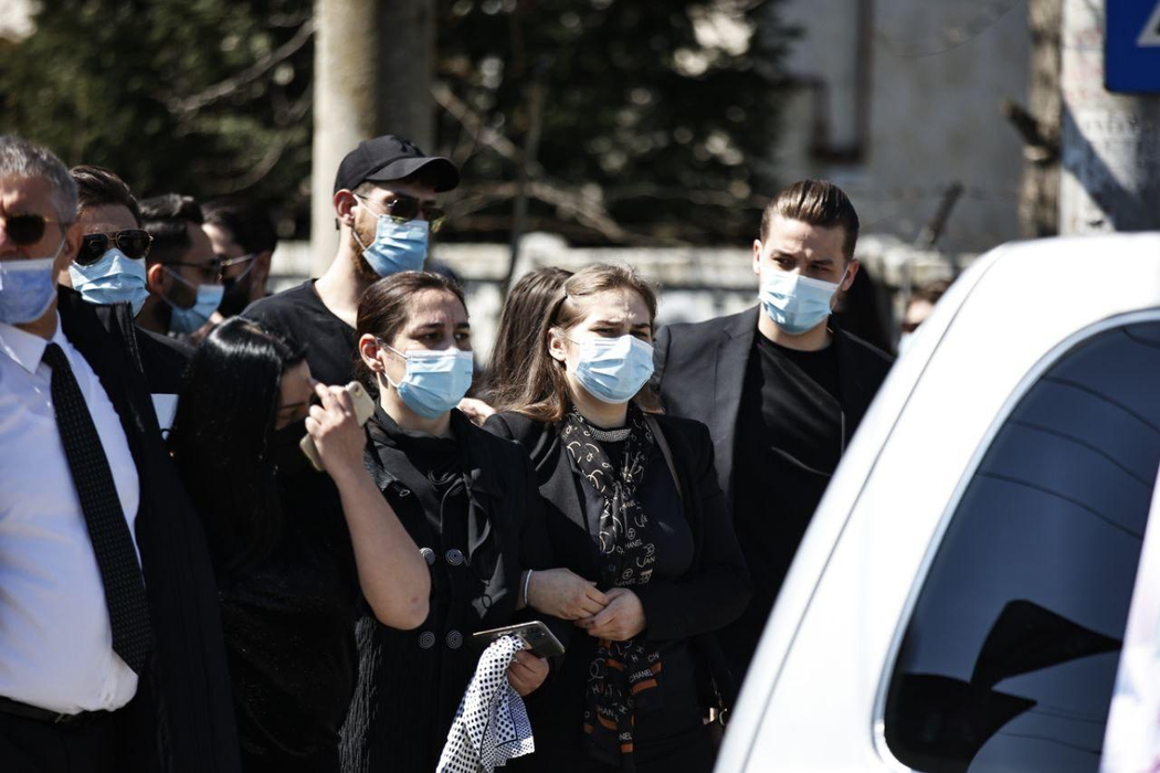 Membrii cortegiului funerar au respectat pe tot parcursul regulile sanitare, date de autorități ( foto CANCAN)
