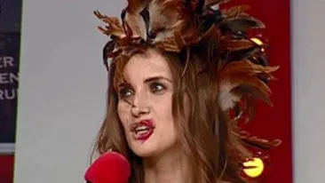 Credeai ca nu ne mai poate soca cu nimic?! Te-ai inselat. Vezi ce brad CIUDAT si-a facut Iulia Albu! Fiinta asta nu e zdravana!