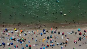 Cât costă un singur cârnat thuringer cu baghetă și muștar în Eforie Nord. E mai scump decât o ceafă de porc