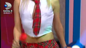 VIDEO N-ai tupeu sa vezi asta! Naomi in fusta mini, cu sanii la buric, lingand acadeaua si cantand muzica Alexandrei Stan!