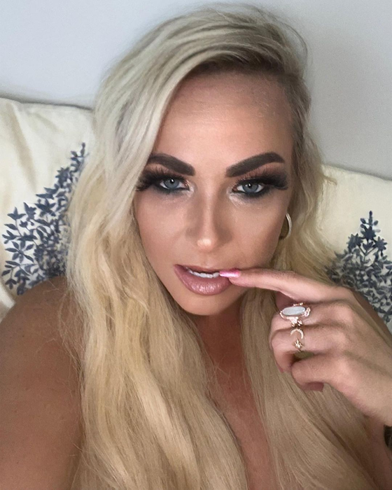 Profesoara din imagine a fost concediată de la școală, după ce s-a aflat că, noaptea, își vindea trupul pe OnlyFans