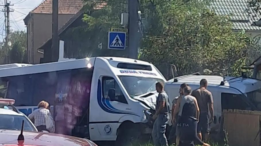 Accident grav în județul Mureș, pe Drumul Judeţean 152A. Un microbuz plin cu pasageri și un autoturism s-au izbit puternic. 16 persoane au fost rănite în urma impactului