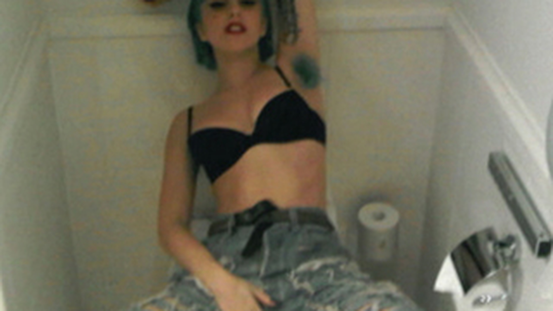 Lady Gaga se relaxeaza pe WC