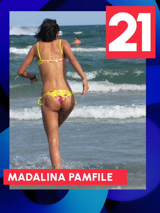 ATENŢIE! Intră în acţiune TOP 30 de vedete care au scăpat rapid de haine şi… Inna, Antonia sau Delia au fugit din calea valurilor pe nisipul fierbinte! Graba strică treaba, dar nu şi în cazul lor!