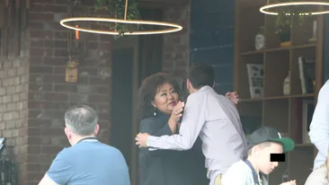 Imagini în premieră mondială! Ea e printre favoriţi ca ambasador al SUA la Bucureşti. Îşi ţine ”întâlnirile oficiale” la… cafenea!