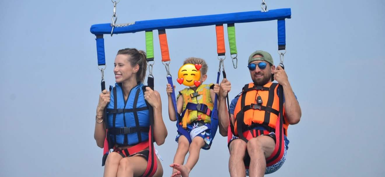 Gabriela Prisăcariu, gest de curaj la 33 de ani. Soția lui Dani Oțil a făcut parasailing pentru prima dată