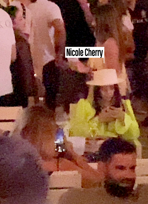 Nicole Cherry a fost în club, dar a preferat să stea mai mult pe scaun și să butoneze telefonul