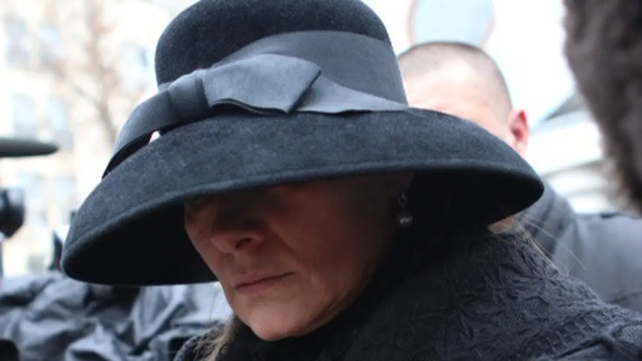 Romanita a schimbat ghetutele de firma cu o pereche mai comoda de cizme, in ziua inmormantarii! Totusi, a gresit ceva…