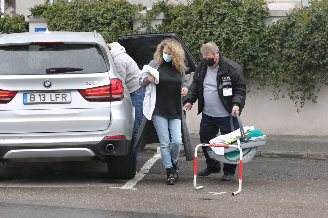 Alina Laufer a fost externată din spital împreună cu gemenii săi