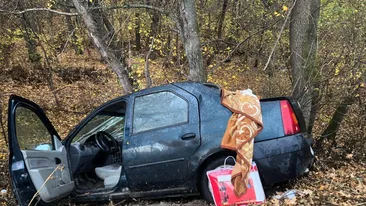Viteza și-a spus cuvântul. A lovit o mașină pe contrasens și s-a izbit de un copac. Trei persoane au fost rănite