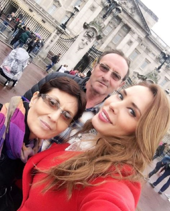 Iulia Vântur a plecat în vacanţă fără Salman Khan. Cine a însoţit-o pe vedetă la Londra