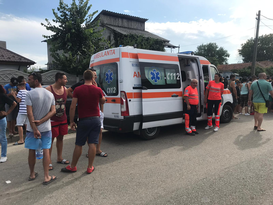 A fost chemată ambulanța în fața casei lui Gheorghe Dincă. Mama și bunicul Luizei au leșinat
