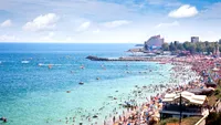 Dezastru pe litoralul românesc după cel mai aglomerat weekend! Turiștii au lăsat pe plajă o mare de gunoaie, chiștoace și chiar lenjeria intimă