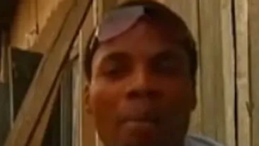 VIDEO Manca din gunoaie, in Nigeria, iar acum canta pe scenele din Londra