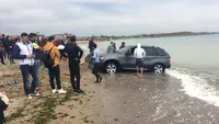 Un șofer teribilist a ajuns cu BMW-ul în mare, la Vama Veche! Ce amendă riscă să plătească