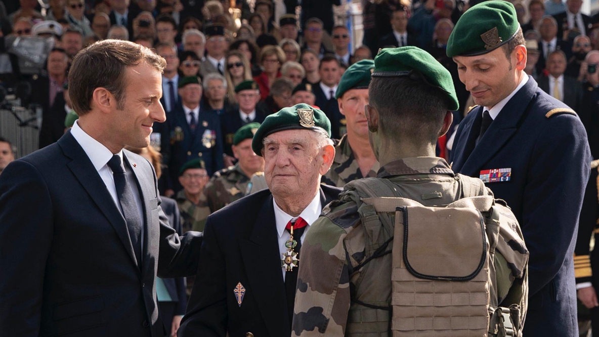 Emmanuel Macron, lovit cu palma peste față de un bărbat în timpul unei plimbări în regiunea Drome, aflată în sud-estul Franței | VIDEO
